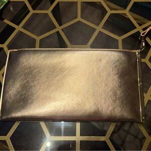 Gold/rose gold looking square clutch bag with zipper.